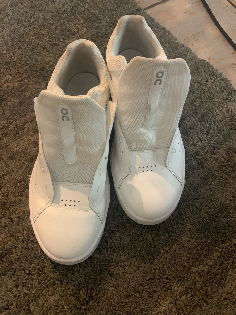 On the Roger Advantage

Pro Sneakers

Proprietary lace-up system ( No shoelaces)